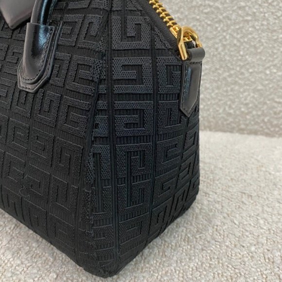 Authentic Givenchy Mini Antigona bag in 4G embroidered canvas black - Picture 7 of 15